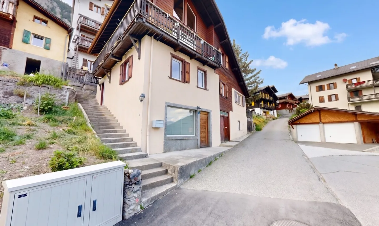 Salvan: Renovated Detached House with Rental Potential - Photo 2 of 11