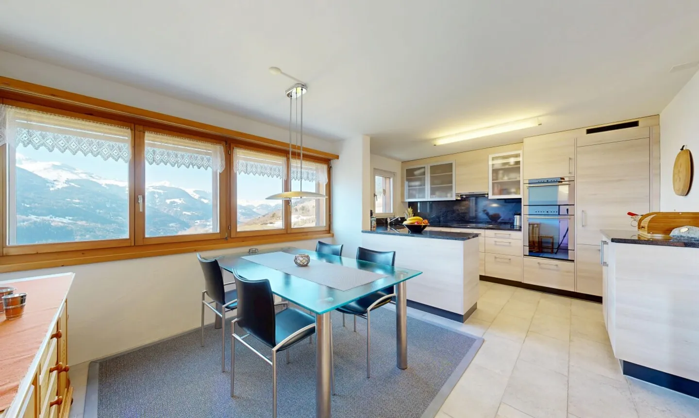 3.5-room apartment with panoramic view & fireplace in Brigels - Photo 2 of 11