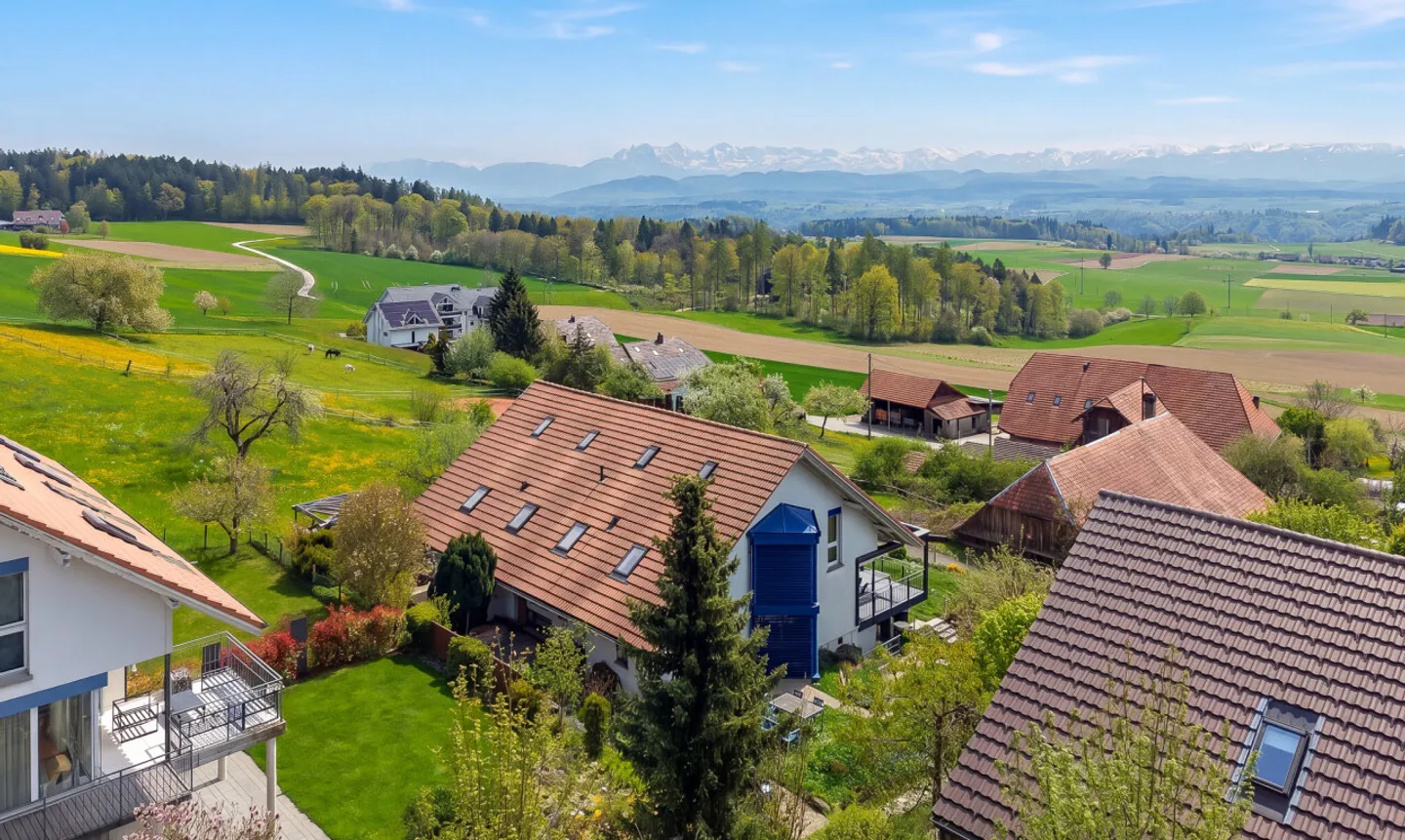 Paradis familial avec vue imprenable, idylle de jardin et réserve d'extension - Photo 2 sur 11