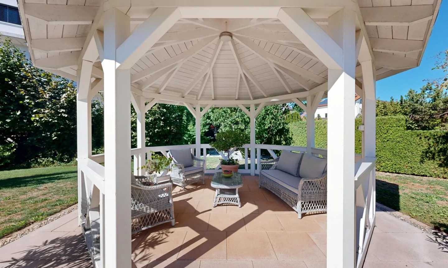 Charming Villa with Spacious Garden - Photo 5 of 11