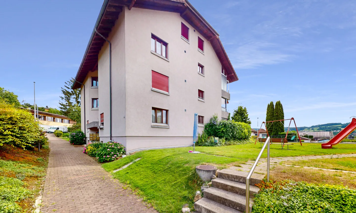 Luminoso appartamento di 4,5 locali con vista, camino e due posti auto - Foto 1 di 11