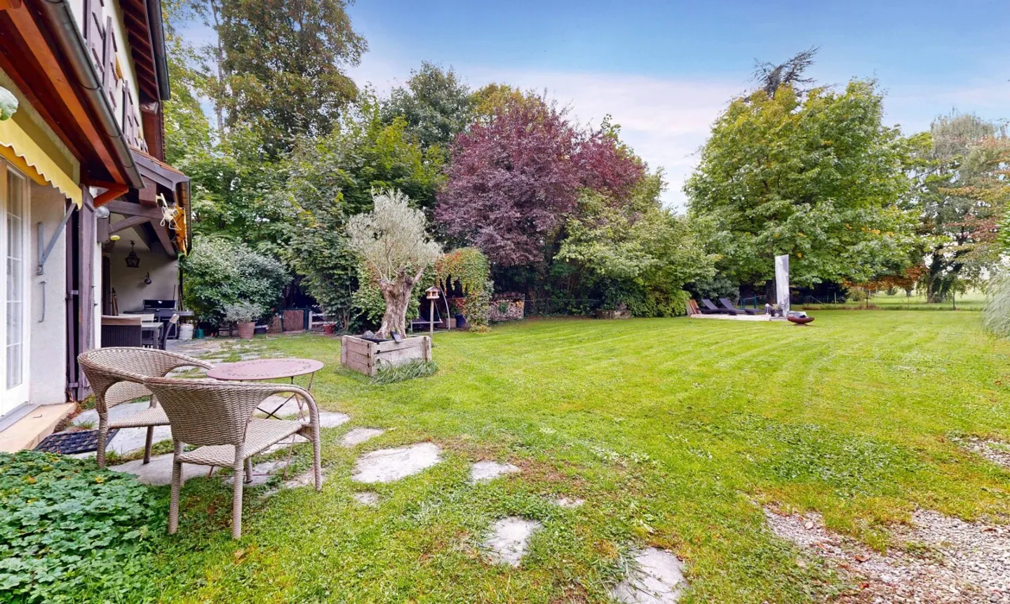 Bright family house with garden and great potential - Photo 1 of 11