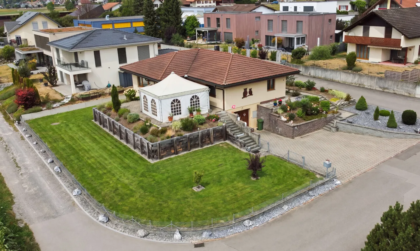 Grosszügiges 5-Zi-Einfamilienhaus mit grossem Grundstück und Weitsicht - Foto 1 di 11