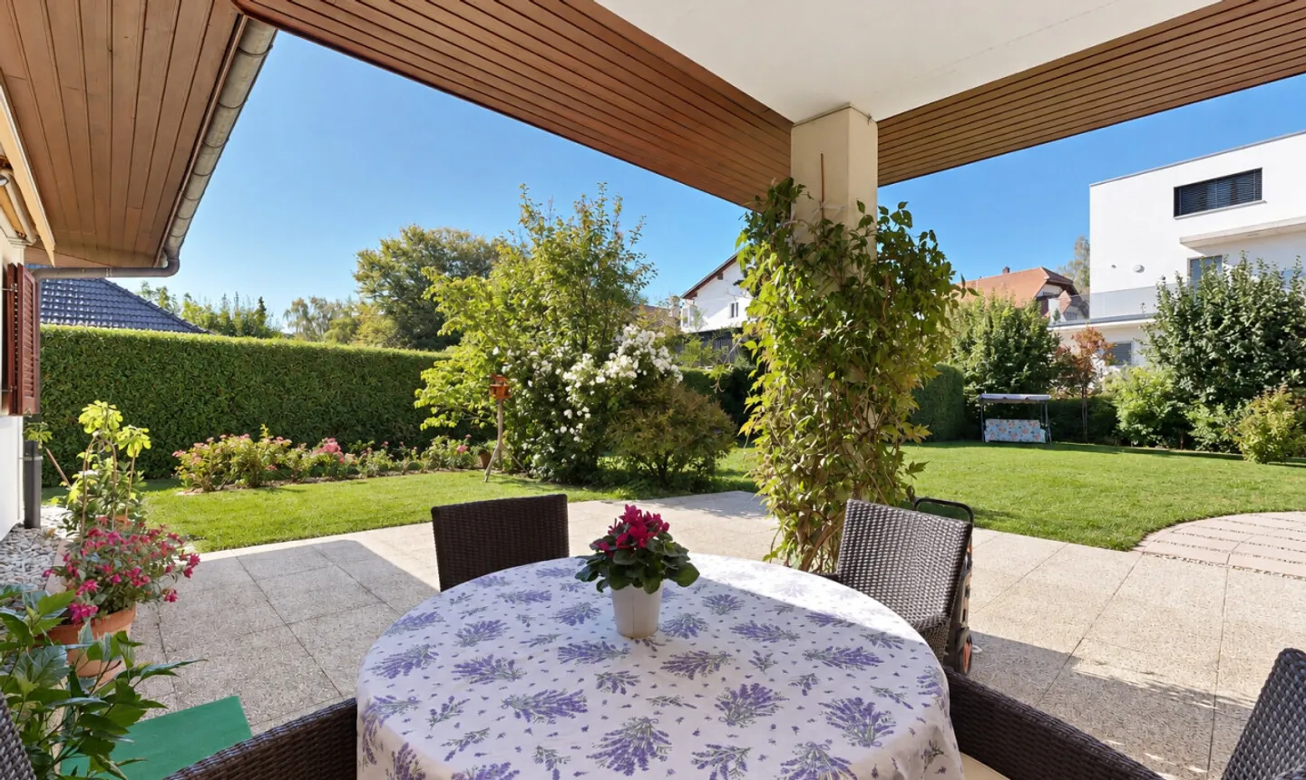 Charming Villa with Spacious Garden - Photo 9 of 11