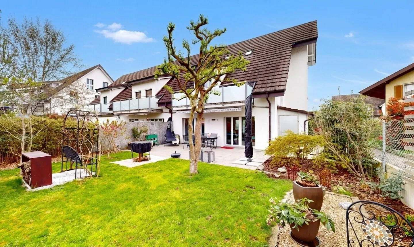 Maison de ville moderne de 5,5 pièces avec jardin à Aristau - Photo 1 sur 13