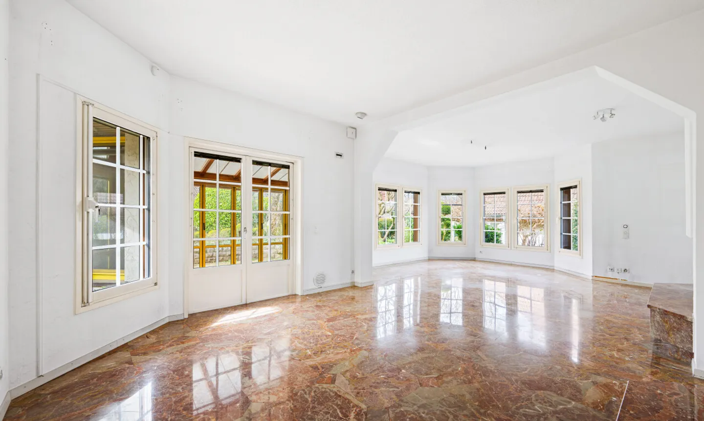 Freistehendes 6-Zimmer Einfamilienhaus mit grossem Garten - Foto 3 von 11