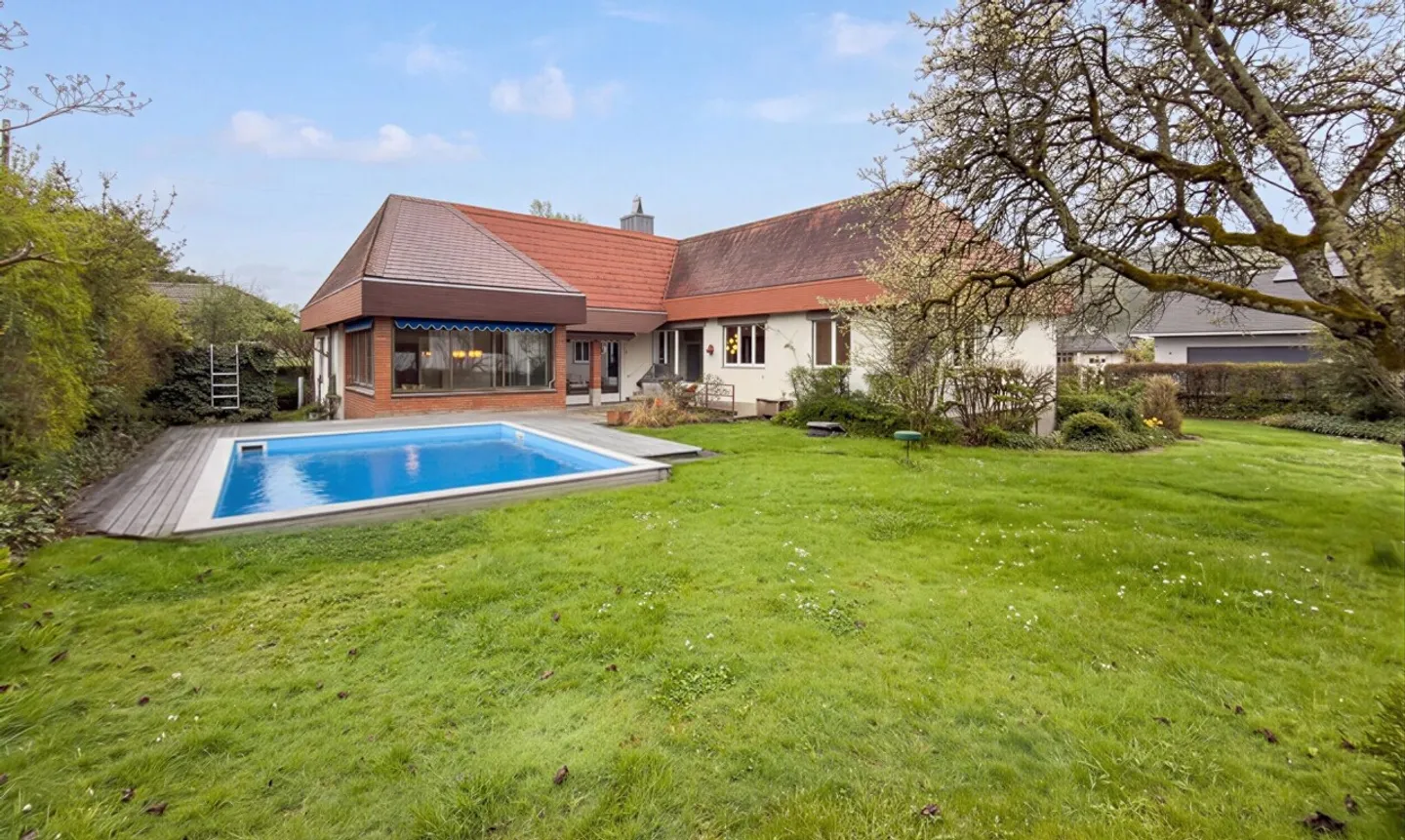 Charming, detached 6.5-room single-family home with large outdoor area - Photo 1 of 11