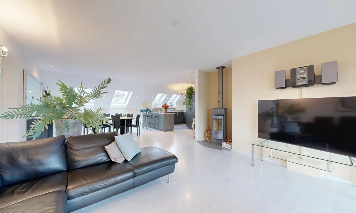 Charmante Dachwohnung mit Aussicht - Foto 1 von 11