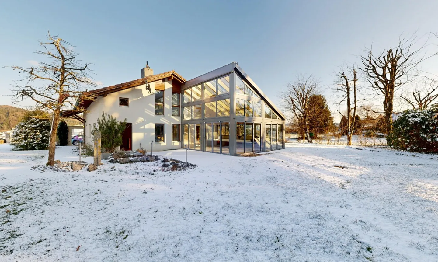 Grande Casa Familiare con Giardino, Veranda e Molto Potenziale - Foto 2 di 11