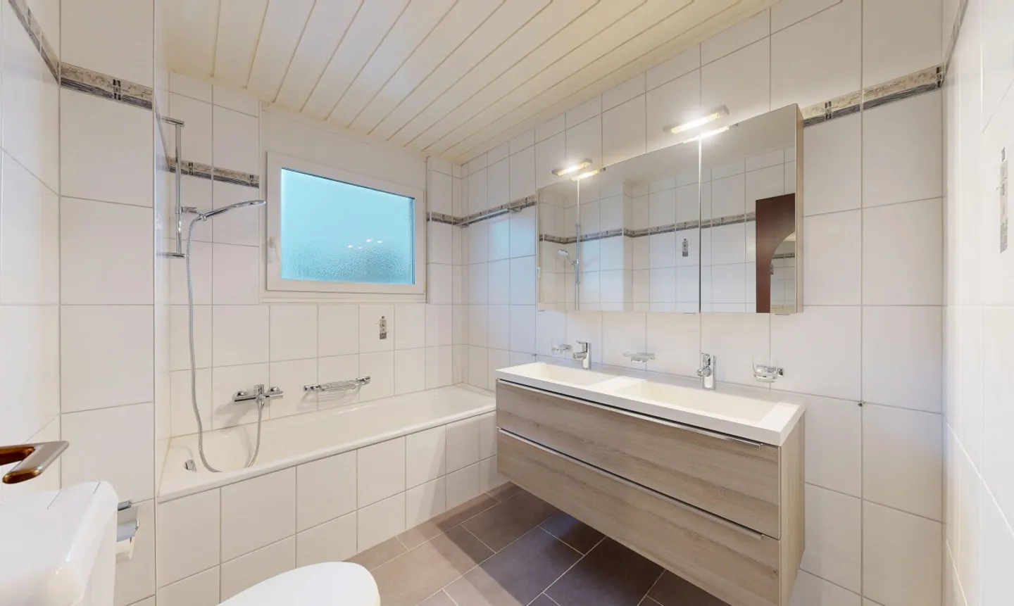 St-Blaise: Grand 5p au dernier étage avec vue sur le lac - Photo 10 of 13