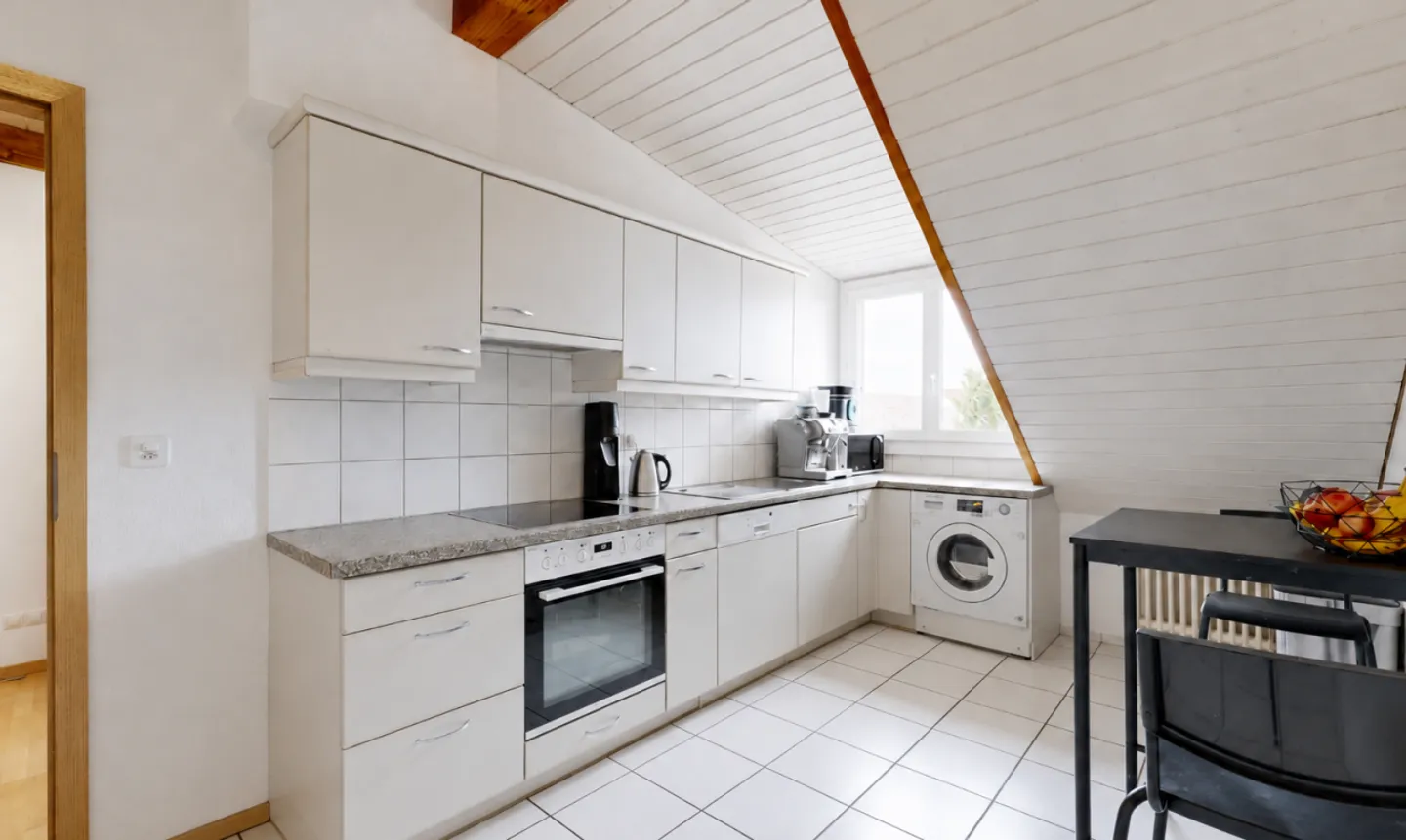 Charmante appartement sous les combles de 3,5 pièces avec balcon dans un endroit calme à Bâle - Photo 8 sur 11