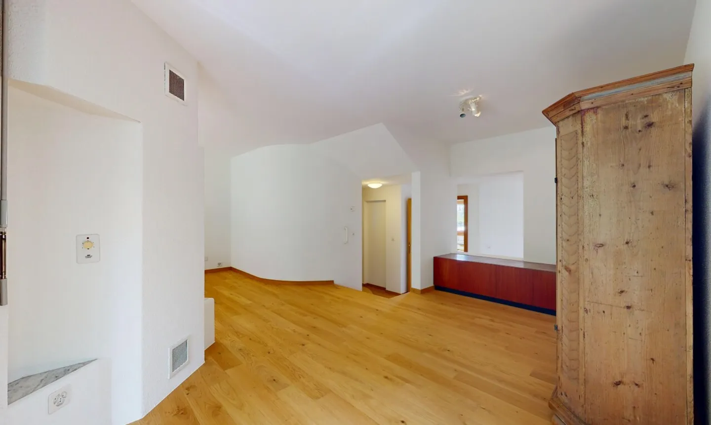 Well-maintained 6-room semi-detached family house in a preferred location - Photo 8 of 13