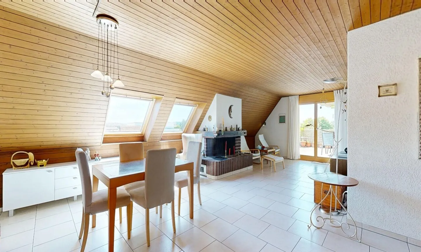 Spacieux appartement de 4.5 pièces avec cheminée et vue panoramique - Photo 1 sur 11