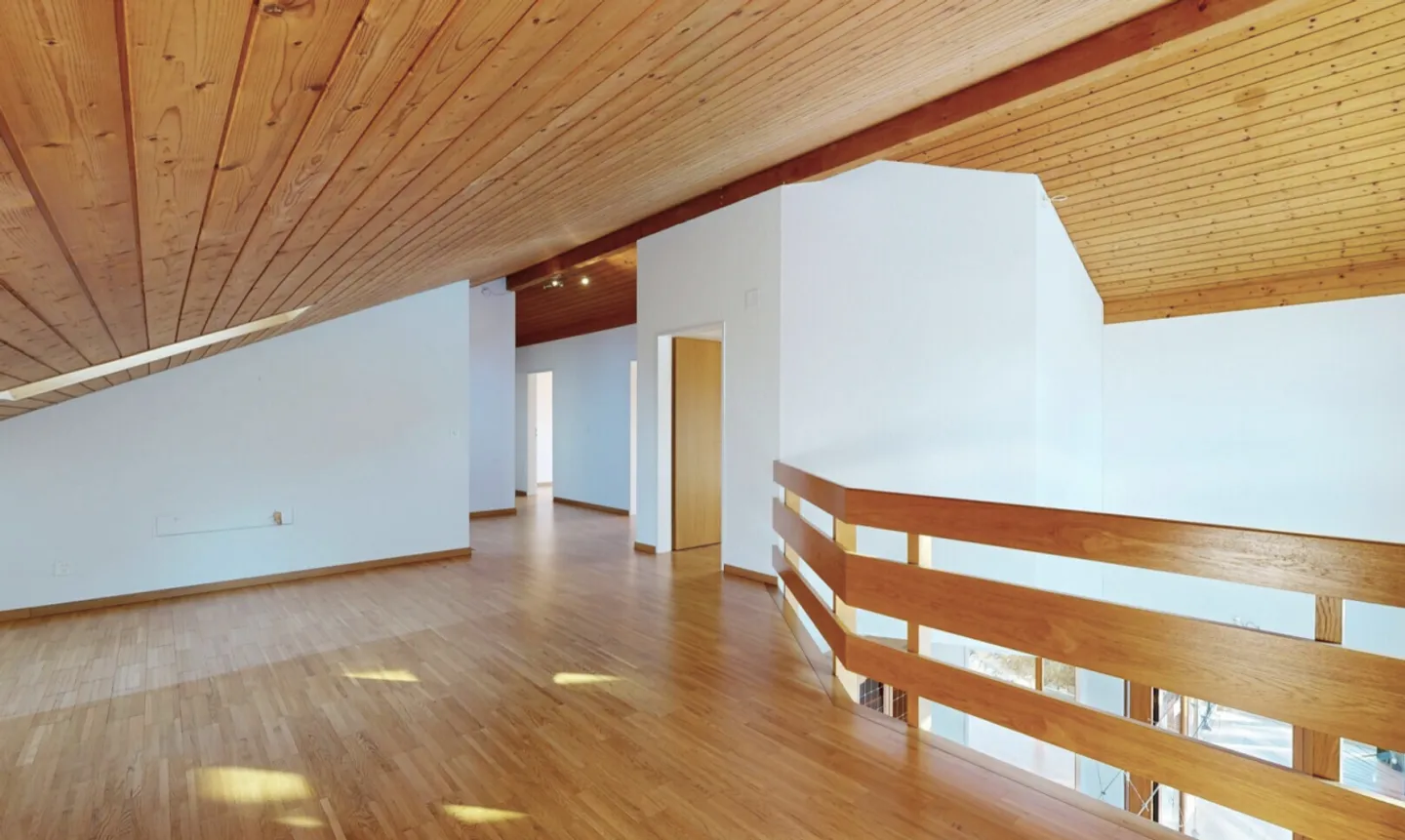 Grande Casa Familiare con Giardino, Veranda e Molto Potenziale - Foto 8 di 11