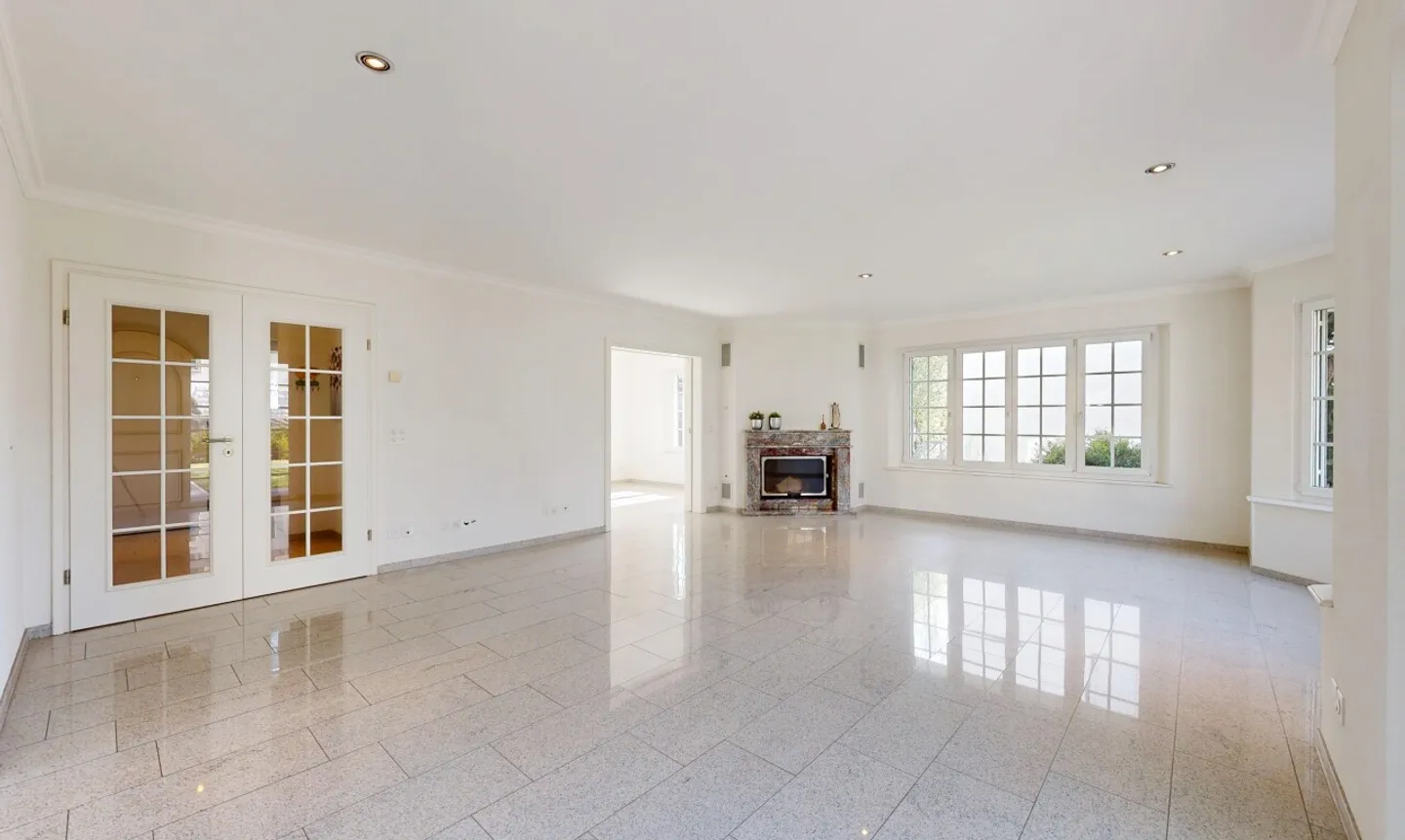 Exclusive Country House in Prime Location - Photo 3 of 13