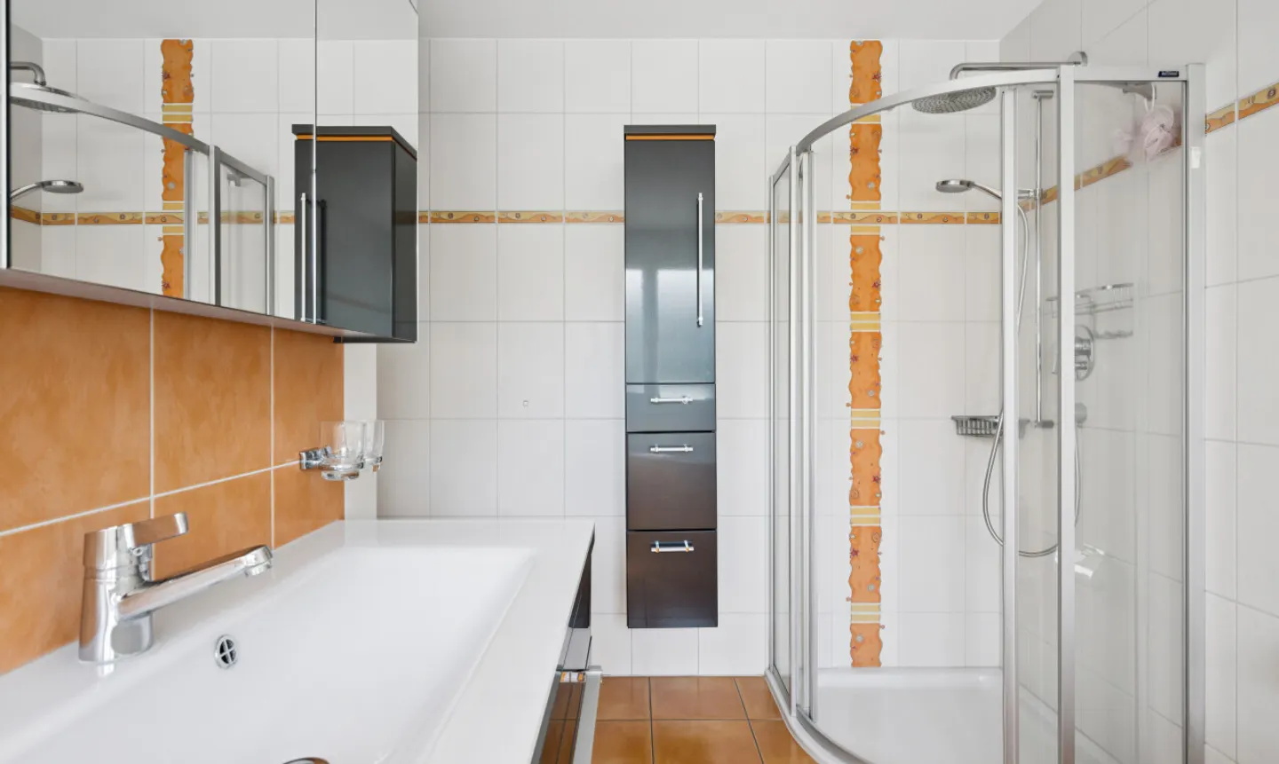 Family home with swimming pool on a 1,000 m² plot - Photo 9 of 11