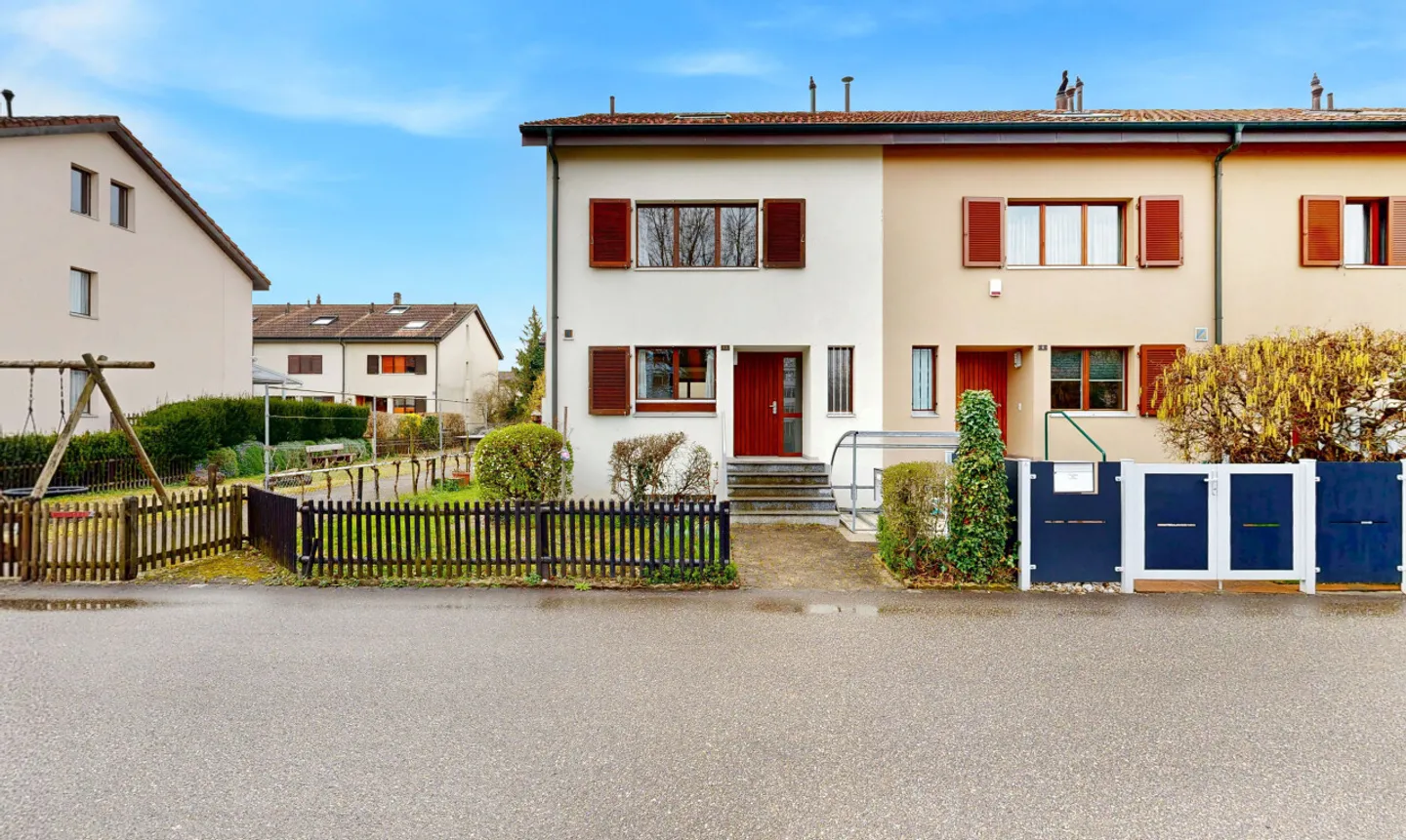 Spacious End Row House with Garden and Converted Attic - Photo 1 of 11