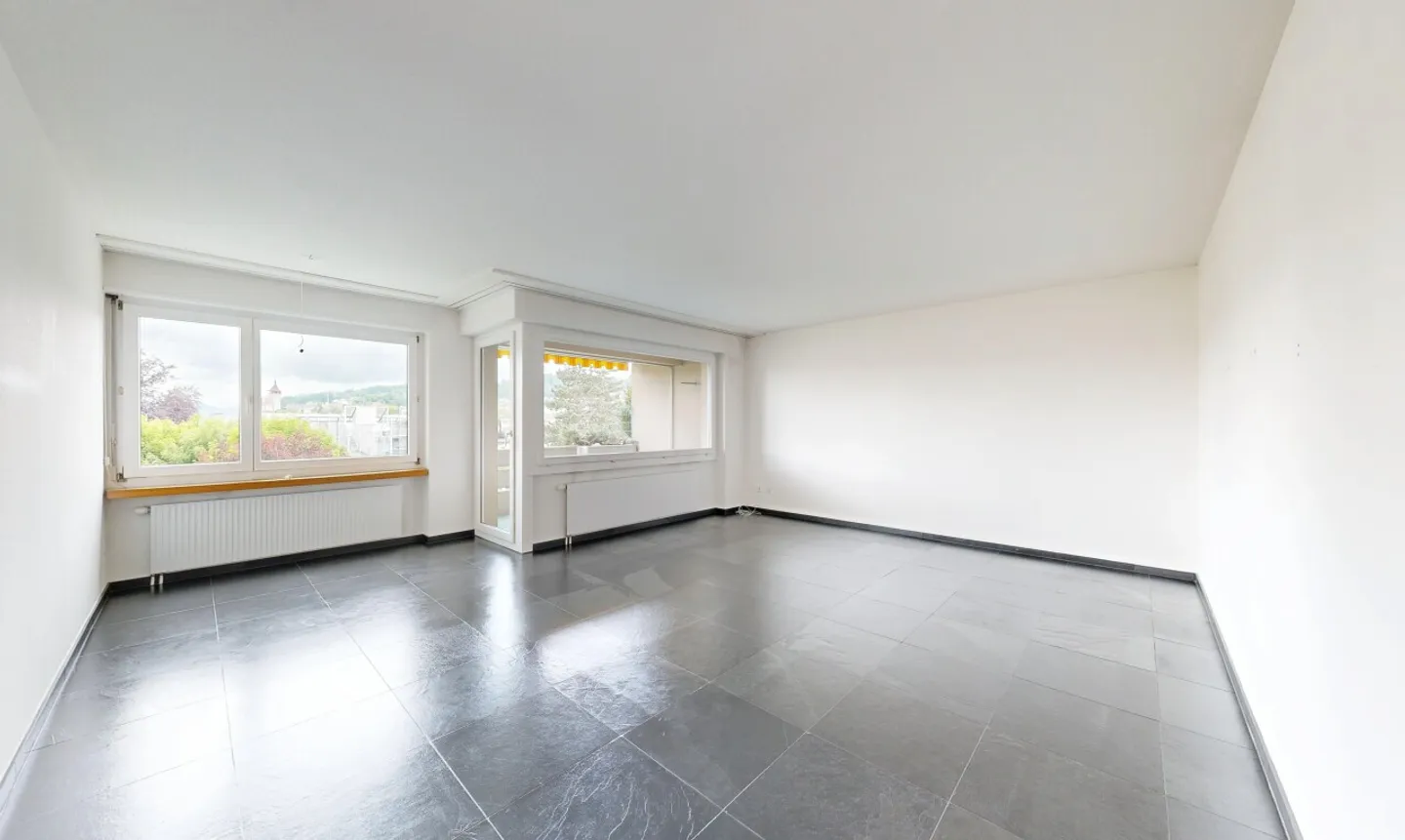 Bright 3.5 Room Apartment with Balcony and Garage in Schönenwerd - Photo 1 of 11