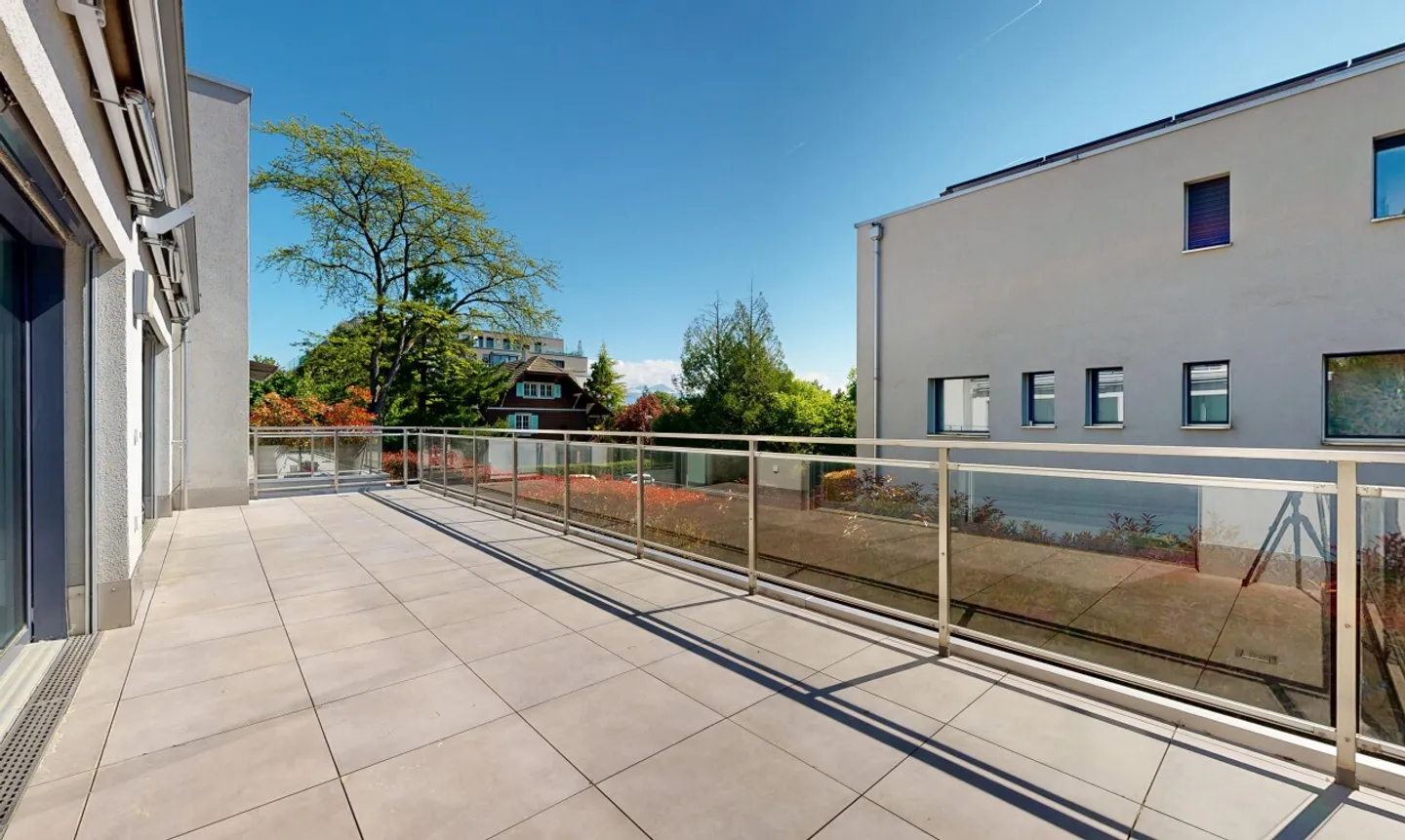 Appartement spacieux avec grande terrasse - Photo 2 sur 11