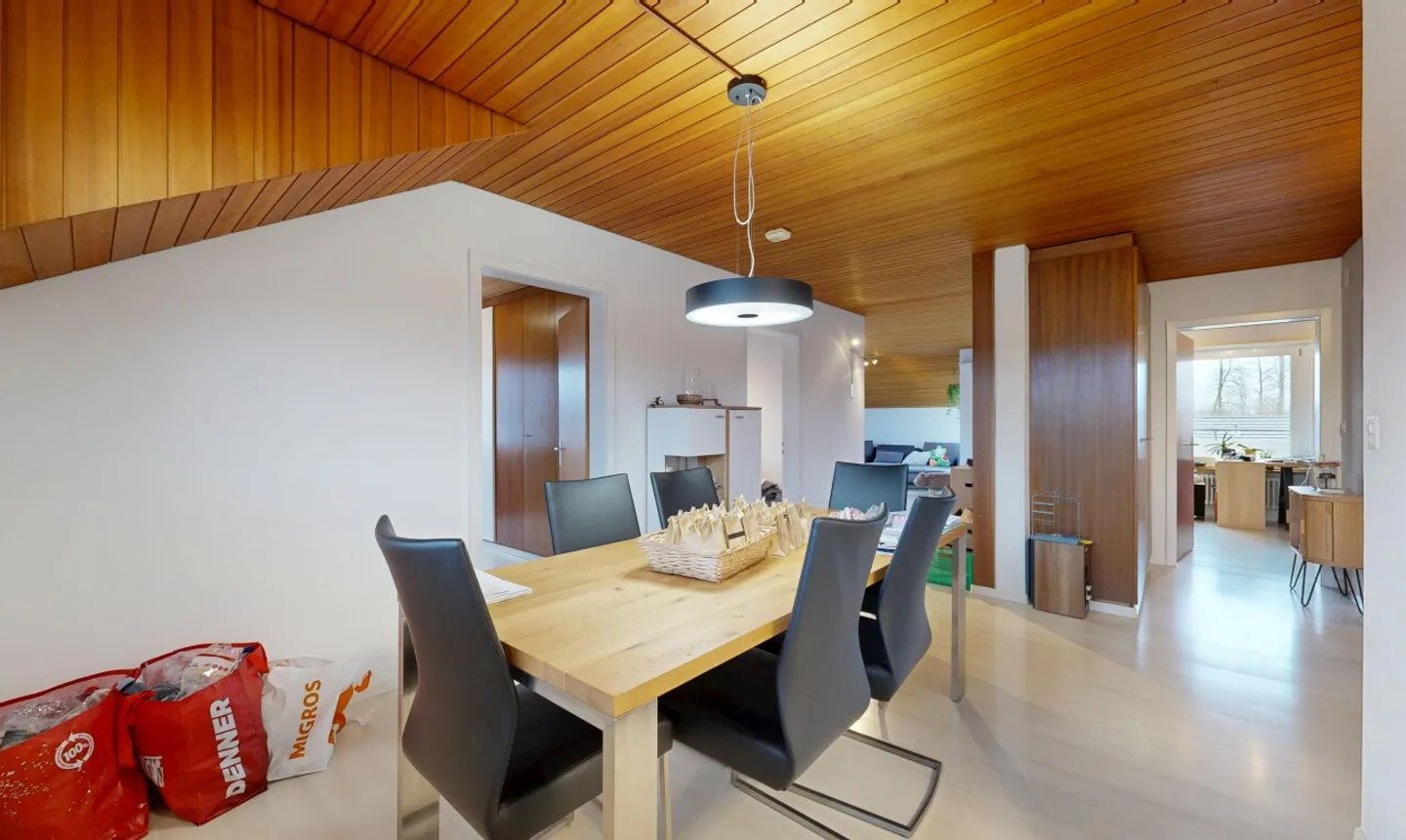 Ampio attico di 5,5 stanze con vista panoramica in una posizione tranquilla - Foto 2 di 11