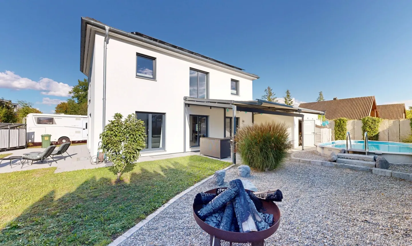 Private Oase: Exklusives 6.5-Zimmer-Einfamilienhaus mit Pool - Photo 1 of 11