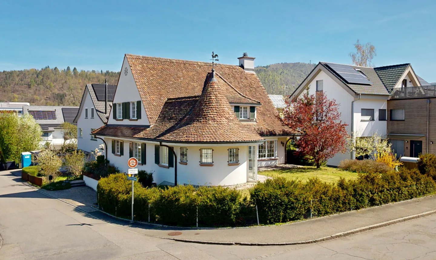Exclusive 6.5-Room Country House in Desirable Location - Photo 1 of 13
