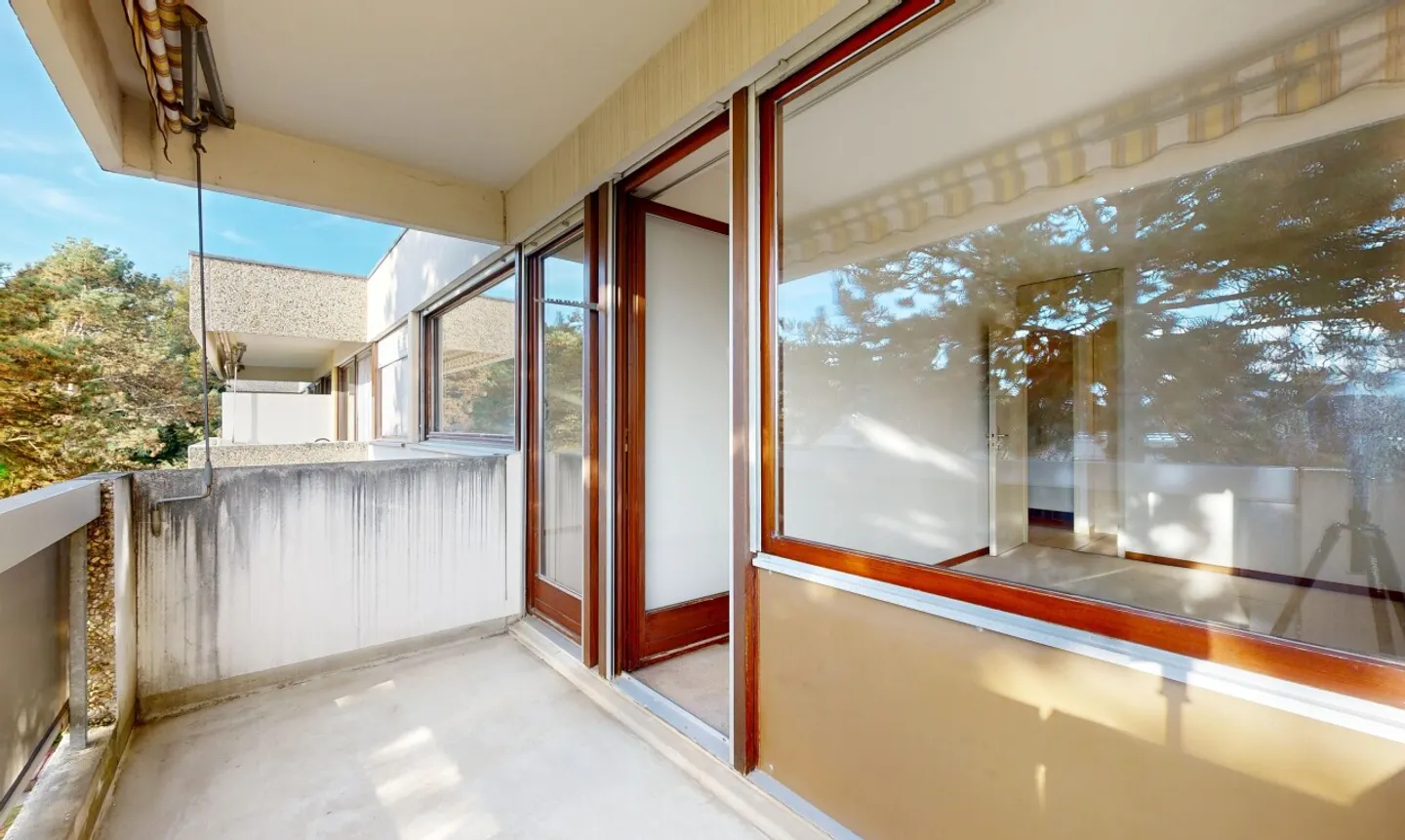 3.5-room penthouse with two balconies, very well located - Photo 8 of 11