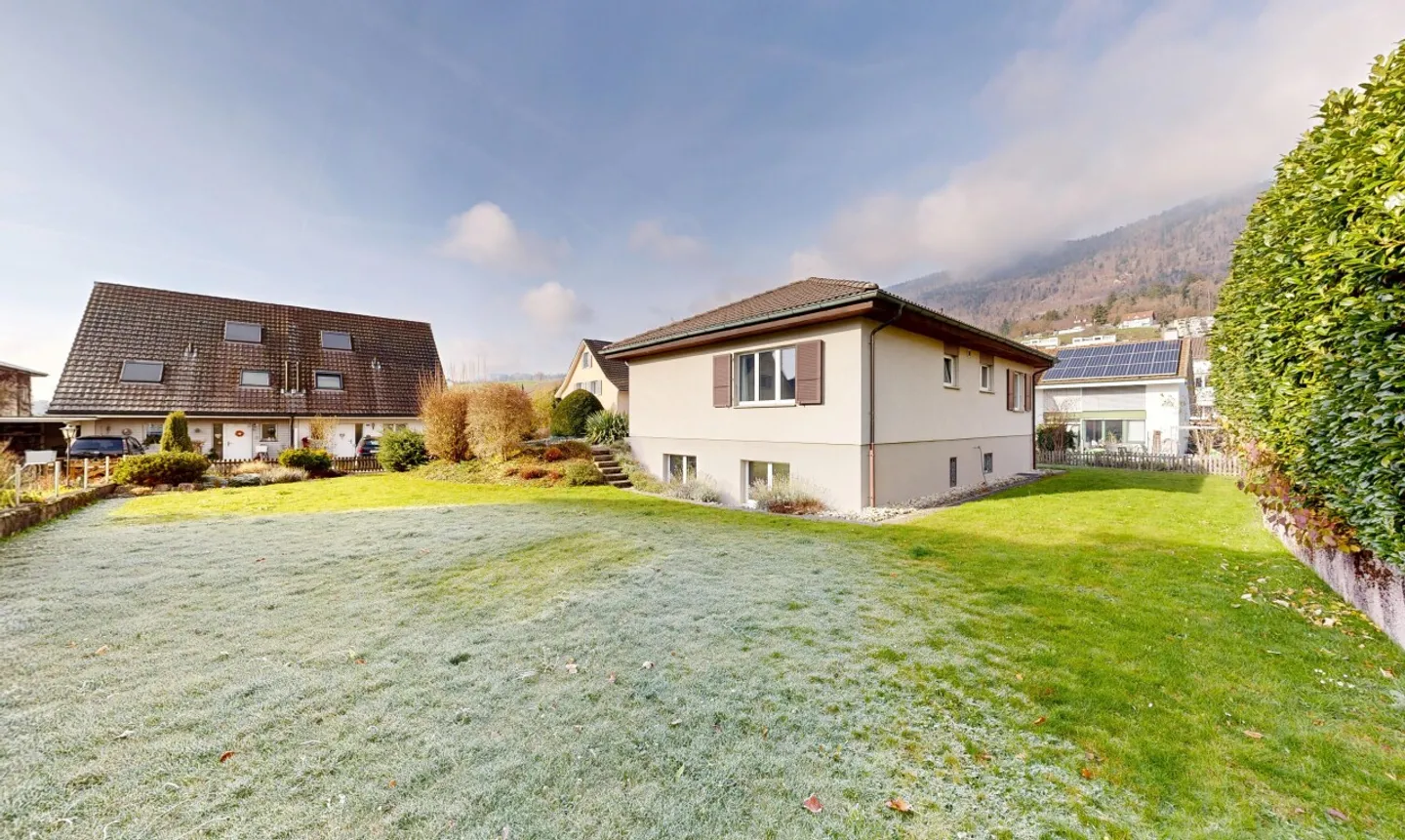 Casa familiare con giardino e doppio garage a Grenchen - Foto 1 di 11