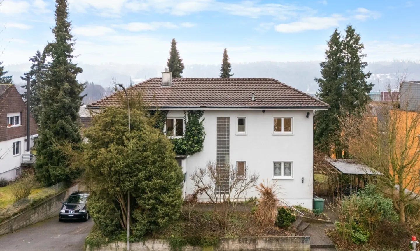 Grande casa unifamiliare con appartamento e giardino paradisiaco - Foto 2 di 11