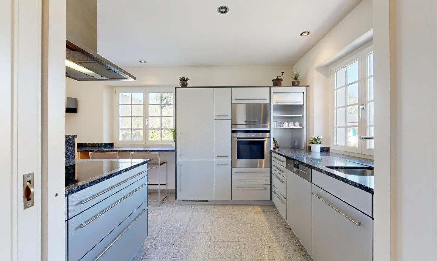 Exclusive Country House in Prime Location - Photo 5 of 13