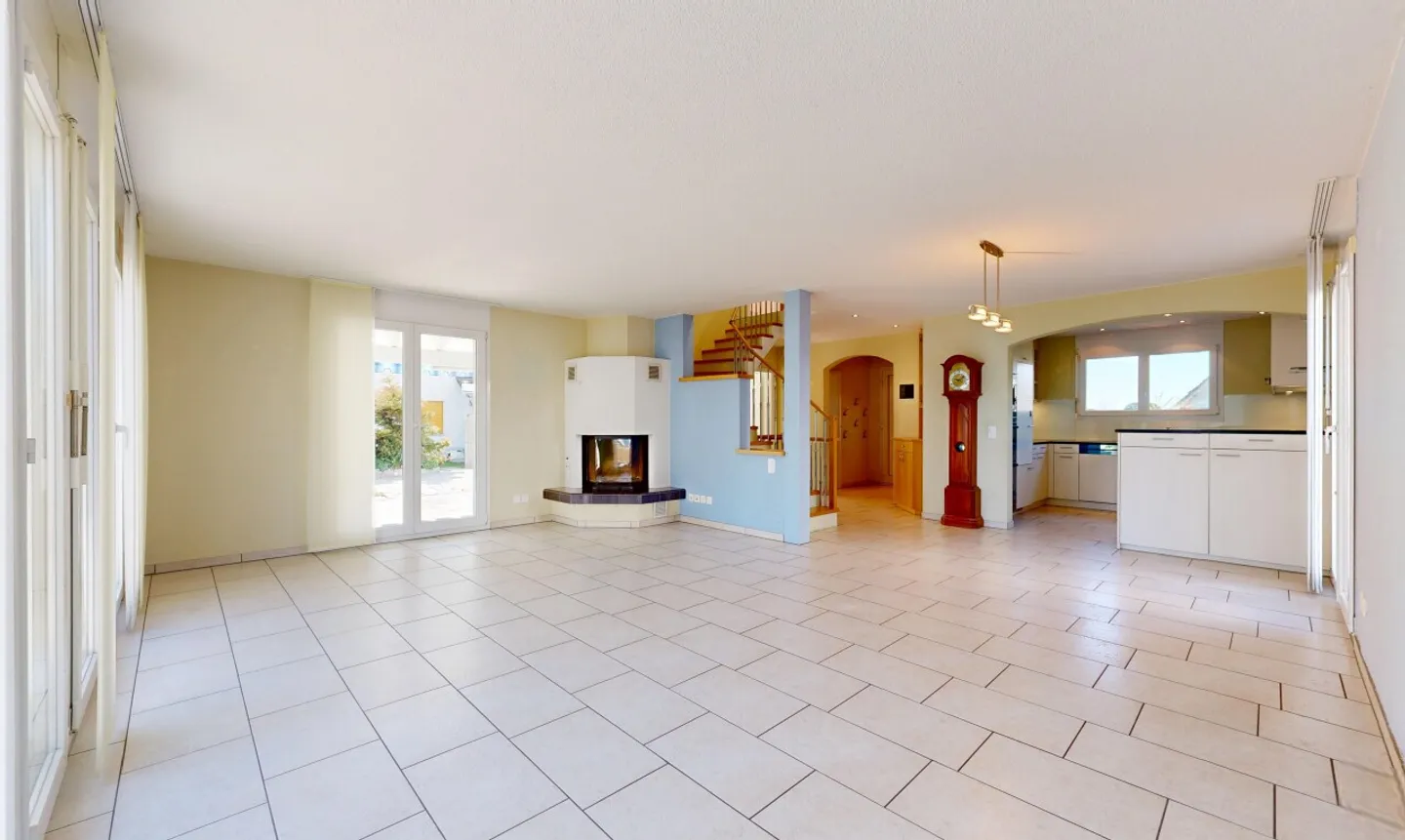 Sunny Family Happiness: 6.5-Room Single-Family House in a Nature-Friendly Location - Photo 4 of 13