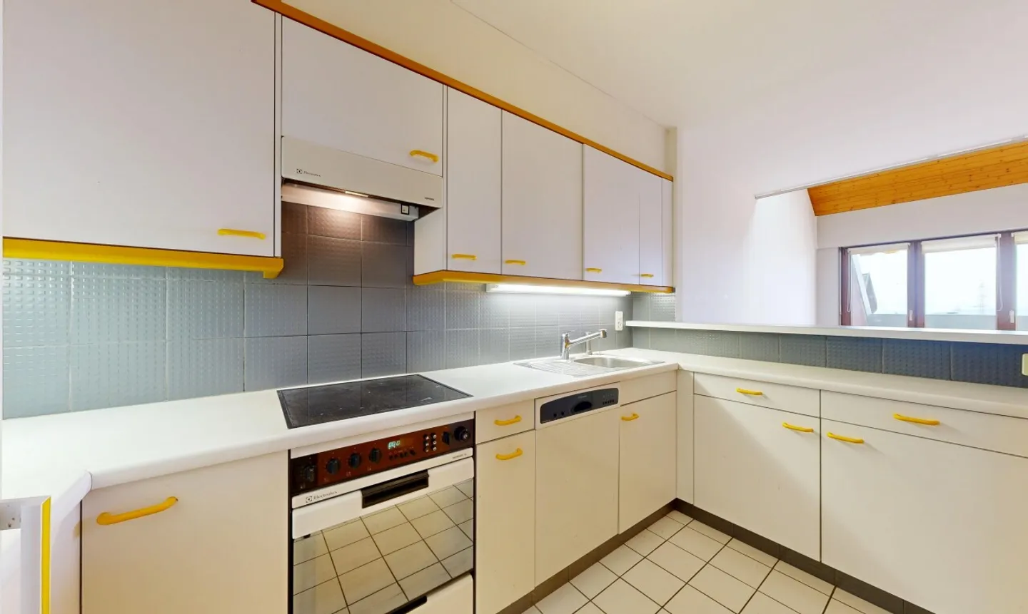 Charming 3.5-room duplex with balcony and lake &amp; Alps view - Photo 8 of 11