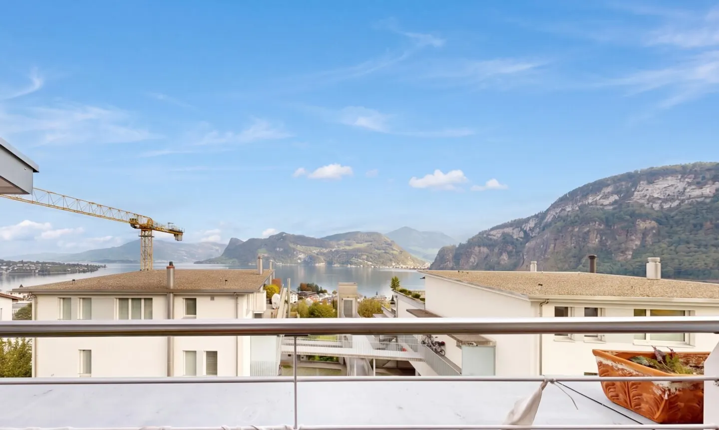 Due unità abitative in una posizione desiderabile con vista libera sul lago e sulle montagne - Foto 4 di 11