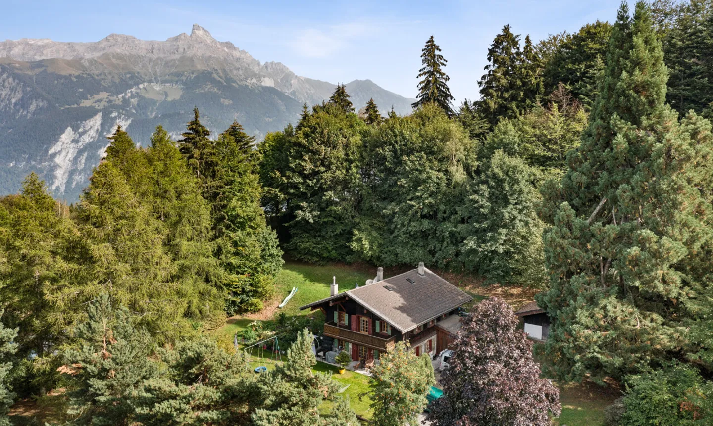 Les Giettes – Chalet de caractère sur un terrain d'exception - Photo 1 sur 11