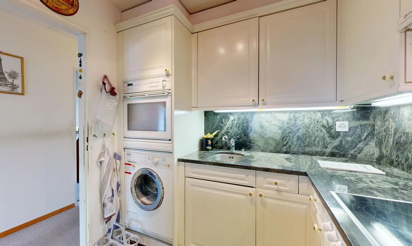 Appartamento soleggiato di 3,5 stanze con balcone e due posti auto - Foto 8 di 13