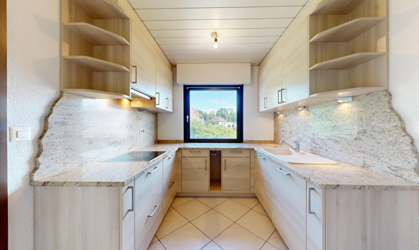 Affascinante casa con 6 camere in una posizione tranquilla e elevata - Foto 7 di 11