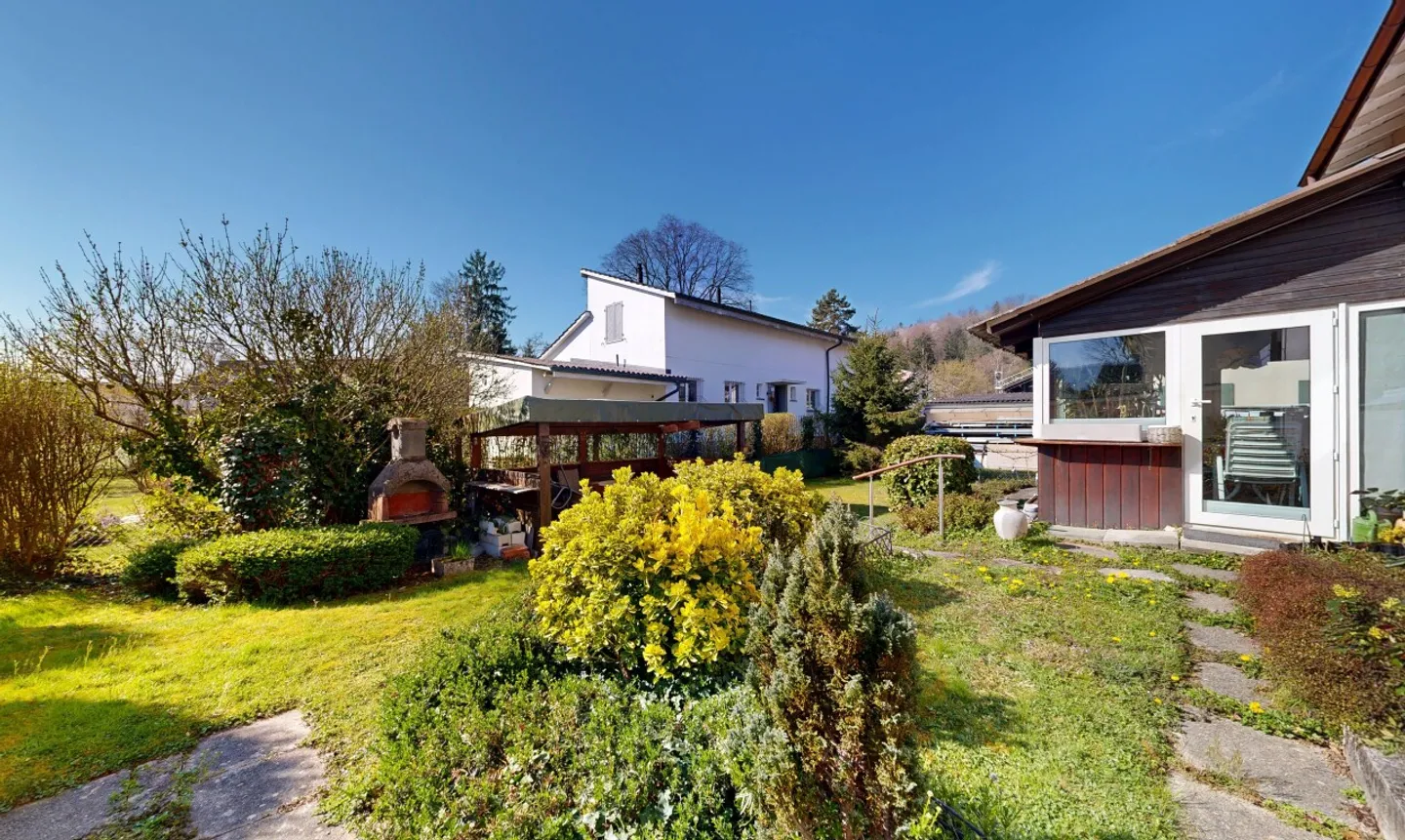 Charming Detached House with Garden - Photo 3 of 11