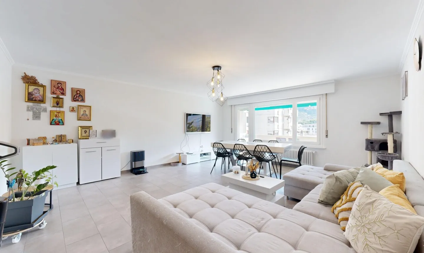 Appartement spacieux avec trois balcons - Photo 2 sur 13