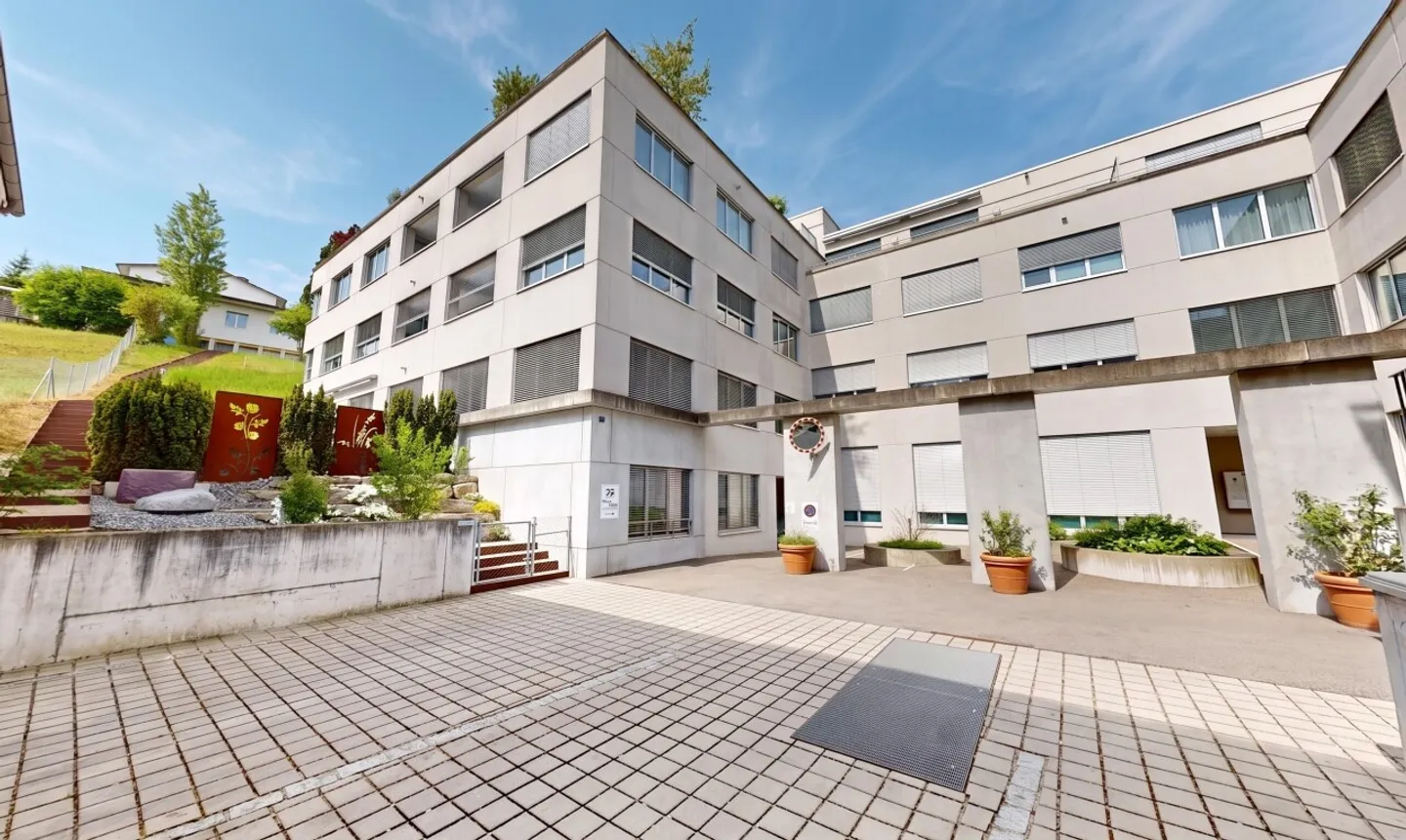 Stylish 4.5-room apartment with two terraces in the heart of Liestal - Photo 2 of 11