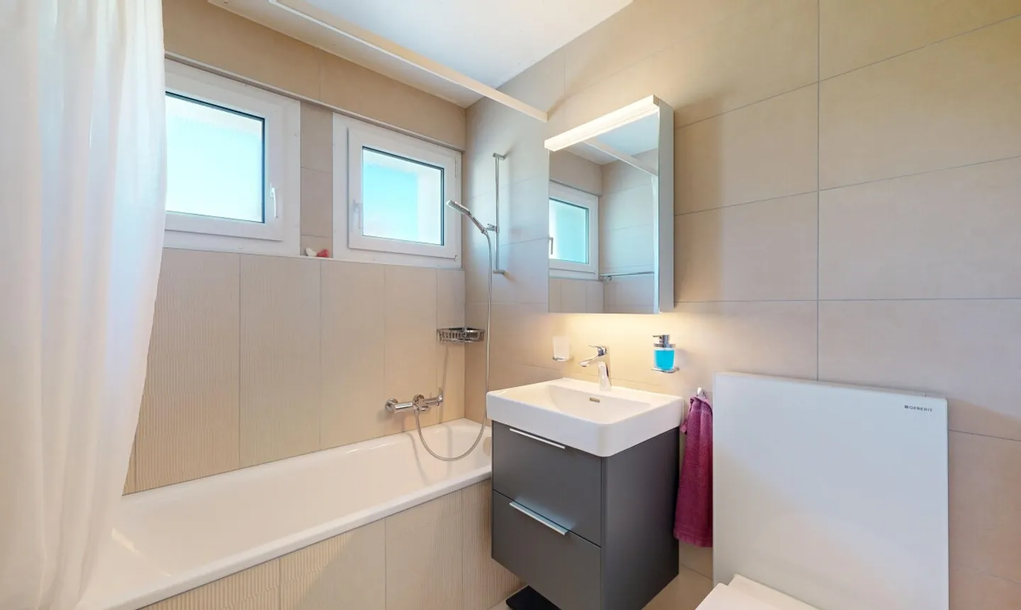 Geräumige 5,5-Zimmer-Wohnung in ausgezeichnetem Zustand in einem renovierten Gebäude - Foto 10 von 11