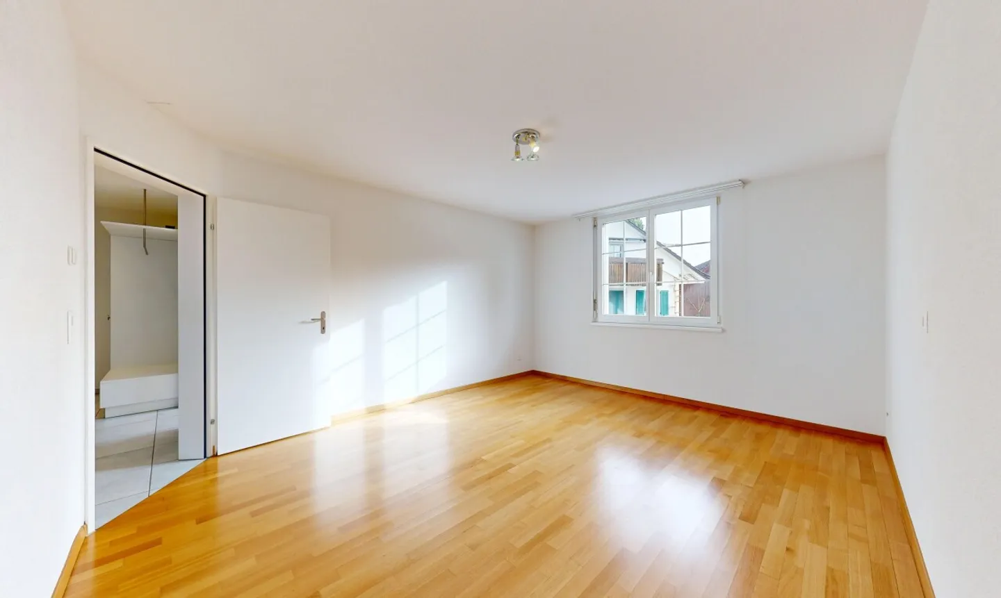 Luminoso appartamento di 4,5 stanze con balcone vetrato - Foto 7 di 11