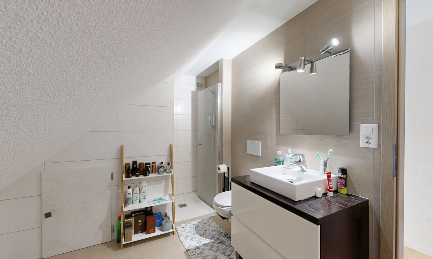 Edificio con eccellente rendimento completamente ristrutturato! - Foto 9 di 11