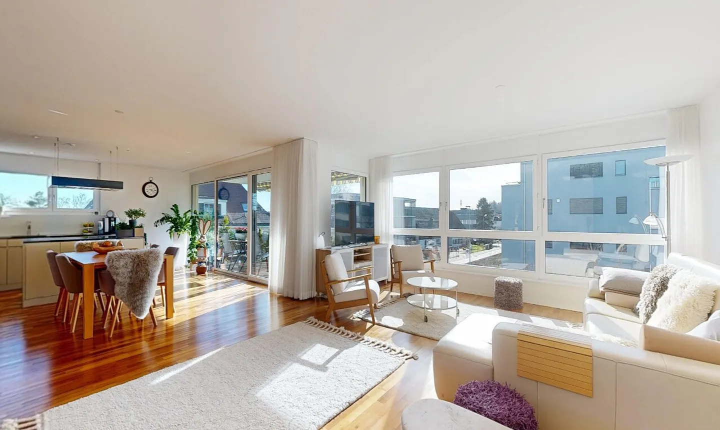 Living with Comfort: 4.5 Rooms, Spacious and Modern - Photo 2 of 11