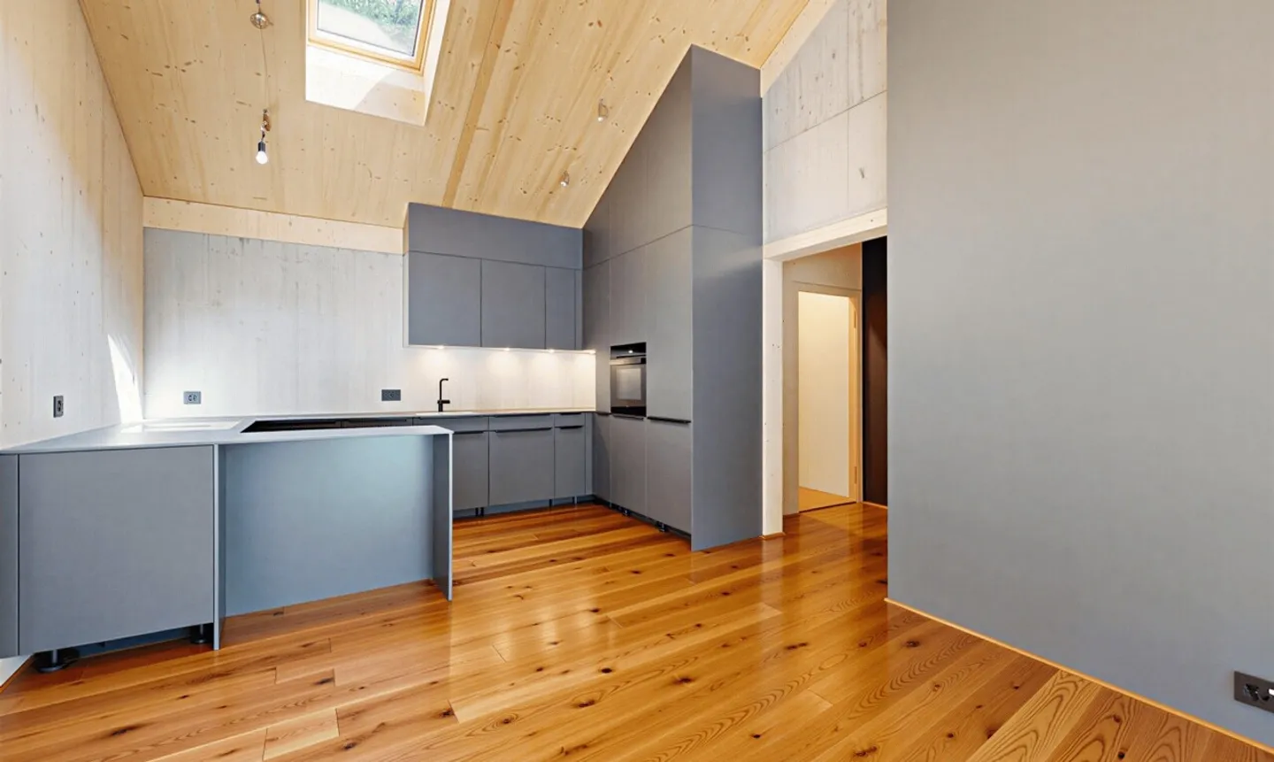 Newly built penthouse apartment with special architecture and mountain view - Photo 4 of 11