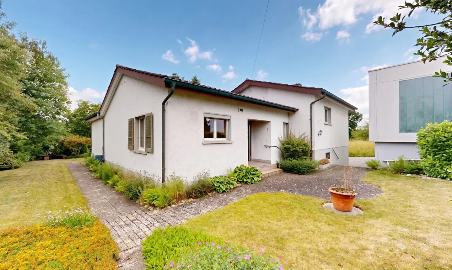 Single-family house with separate studio - Photo 2 of 11