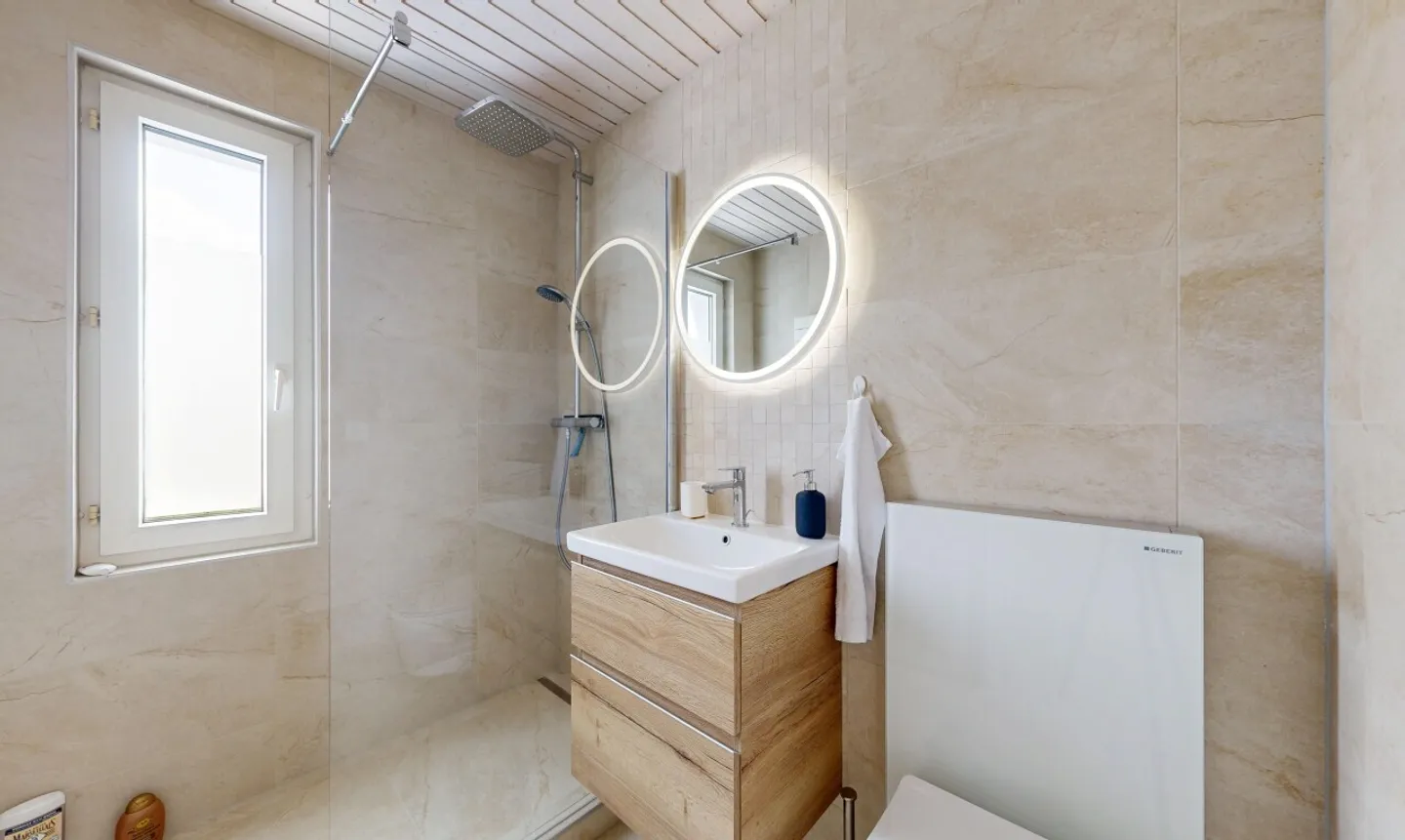 Entre nature et élégance : superbe villa avec piscine intérieure! - Photo 9 of 11
