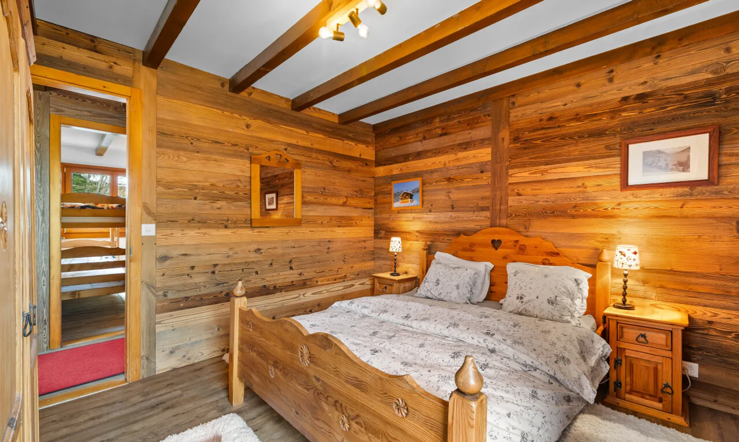Exclusive: Stunning 5-Bedroom Chalet Recently Renovated - Photo 4 of 11