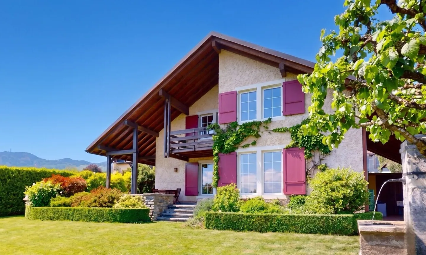 Schönes Familienhaus mit freiem Blick auf den See und die Alpen - Foto 1 von 9