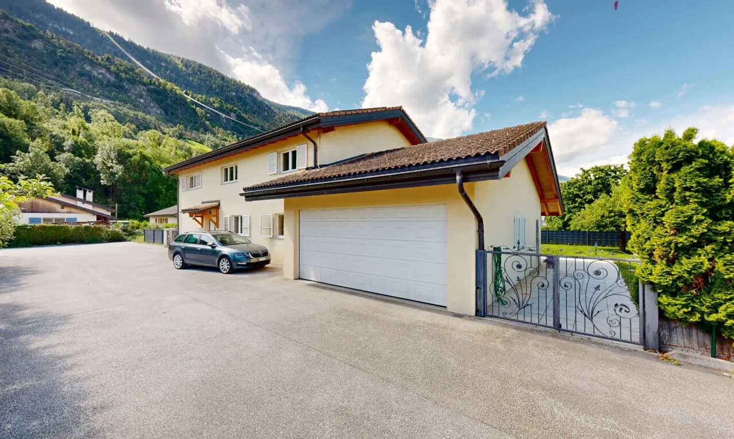 Spacious detached house with modern kitchen and large terrace - Photo 1 of 11