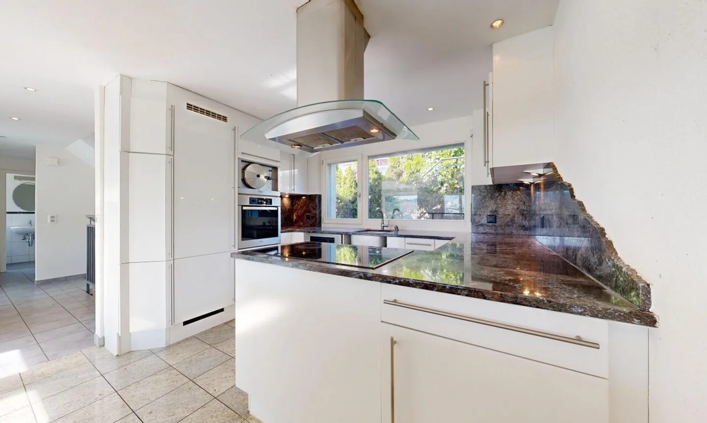 Spacious 6.5-room single-family house with garden and stunning views - Photo 4 of 11